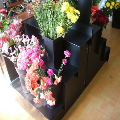 Black Corflute Floral Display Stand PP 4 Step Flower Shop Display Equipment