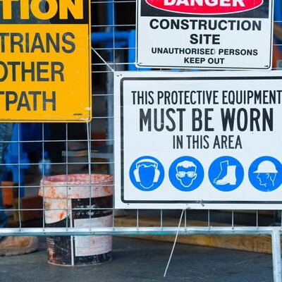 Corflute signs are lightweight, durable, and weather-resistant signage made from corrugated polypropylene.